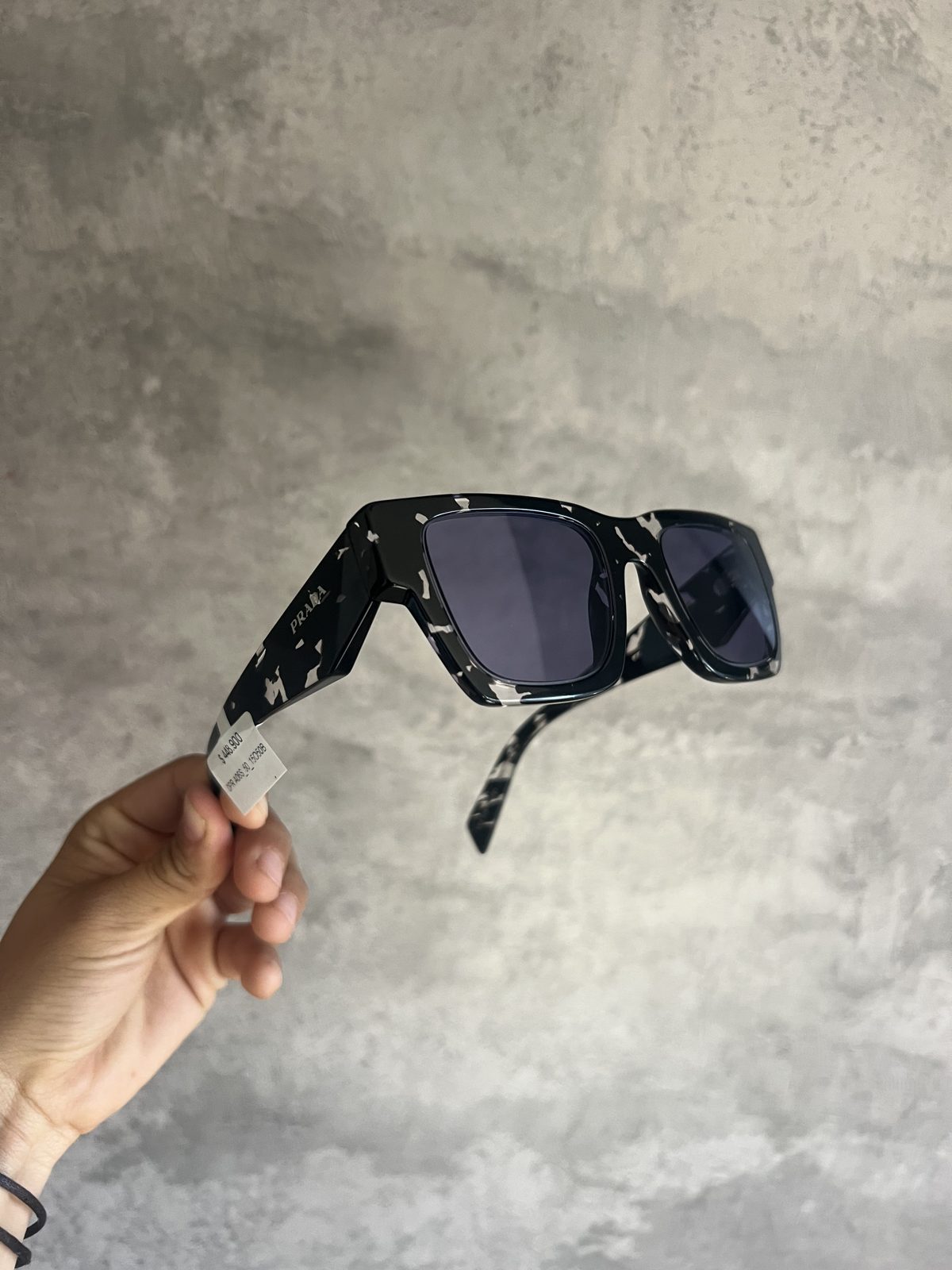 Prada PR A06S - Negro Mármol Cuadrado